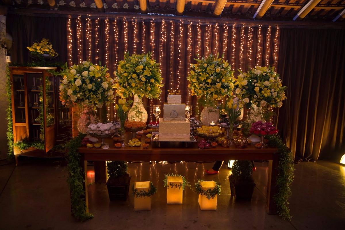 casamento com cortina de lampadinhas