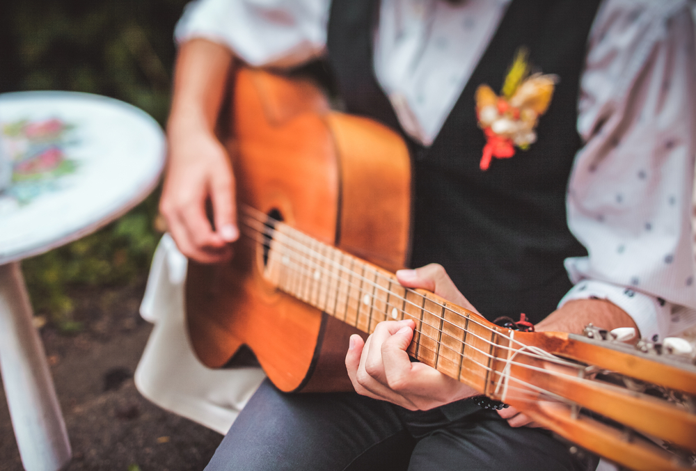 Por que escolher a voz e violão em casamento?
