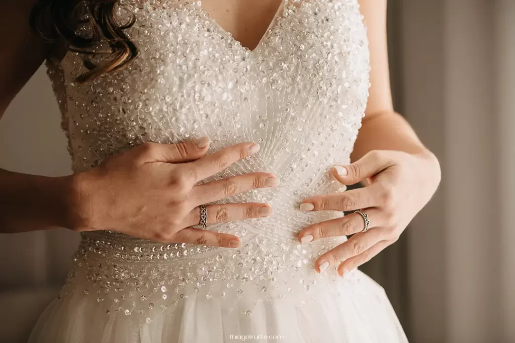 vestido de noiva com mãos