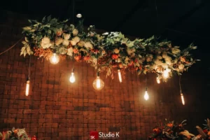 Jardineira aérea com flores naturais e lâmpadas de filamento - Decoração de casamento rústica
