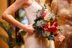 Buquê de noiva com flores coloridas