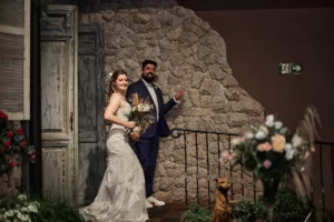 Casal de noivos entrando no salão