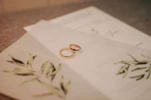 Alianças de casamento em cima do convite - As 23 fotos de casamento que você precisa tirar
