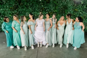 Madrinhas de casamento com vestidos em tom verde menta e tênis