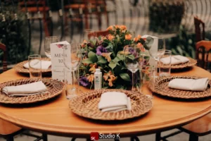 Arranjo floral nas cores roxo, amarelo e verde para mesa de convidados em casamento rústico