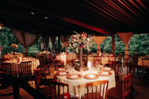 Arranjo alto para mesa de convidados no Espaço Pergolado do Sítio São Jorge - As 23 fotos de casamento que você precisa tirar