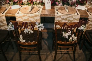 Cadeira para noivos decorada com palavras "better" e "together" e flores naturais - Decoração de casamento rústica