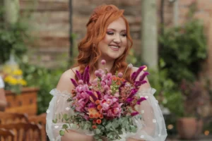 Buquê de noiva com flores rústicas