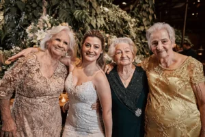 Noiva posando para foto com as avós - As 23 fotos de casamento que você precisa tirar