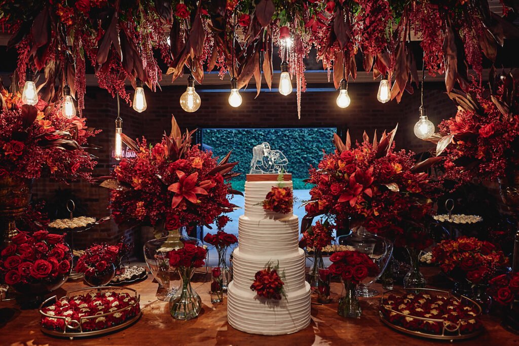 Mesa de bolo em tons de vermelho - As 23 fotos de casamento que você precisa tirar