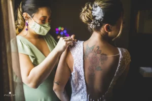 Amiga da noiva ajudando ajustar vestido - As 23 fotos de casamento que você precisa tirar