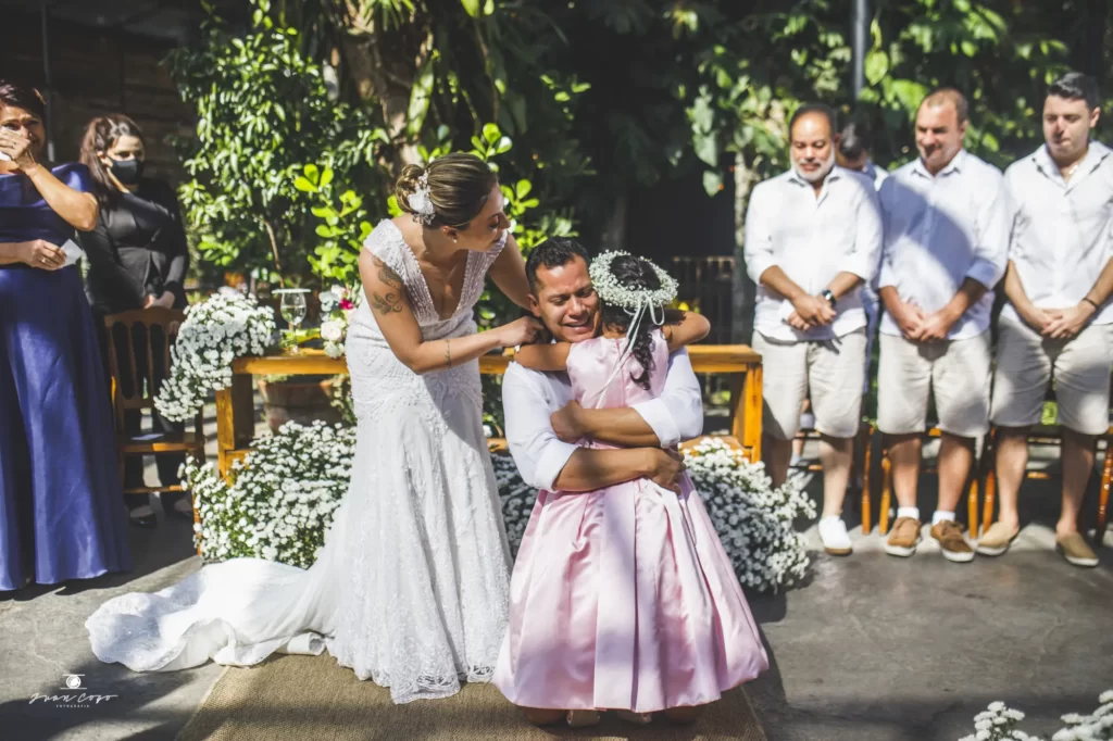 Noivo abraçando daminha Noivos em first touch pré cerimônia de casamento - As 23 fotos de casamento que você precisa tirar