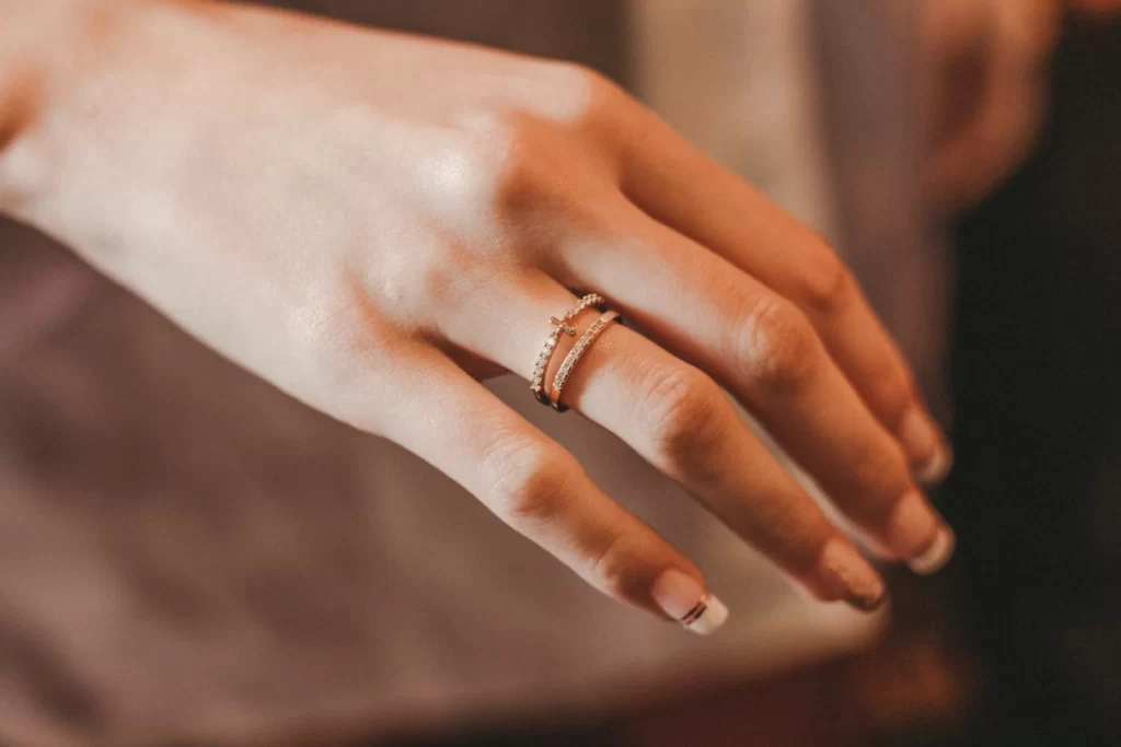 Mão da noiva com sua aliança e anel de noivadoNoivos em first touch pré cerimônia de casamento - As 23 fotos de casamento que você precisa tirar