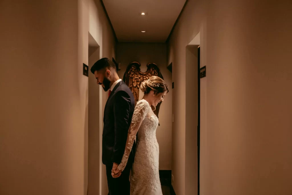 Noivos em first touch pré cerimônia de casamento - As 23 fotos de casamento que você precisa tirar