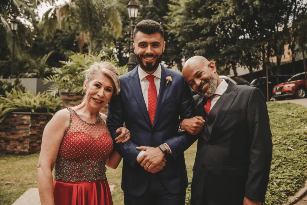Noivo posando com os pais para foto - As 23 fotos de casamento que você precisa tirar