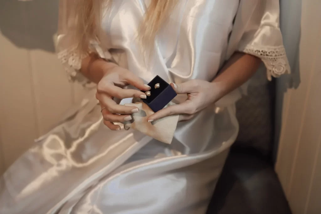 Noiva tirando brinco da caixa - As 23 fotos de casamento que você precisa tirar
