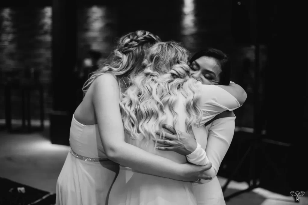 Noiva abraçando mãe e irmã momentos antes da cerimônia - As 23 fotos de casamento que você precisa tirar