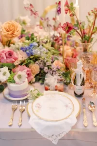 Decoração para mesa de convidados em laranja, azul, rosa claro e branco - Como ter um Tema 'Bridgerton' para tornar sua festa de 15 anos um escândalo