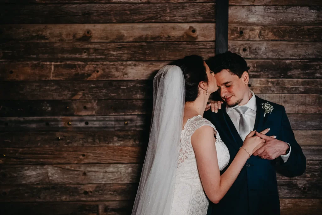 Noiva beijando testa do noivoNoivos em first touch pré cerimônia de casamento - As 23 fotos de casamento que você precisa tirar