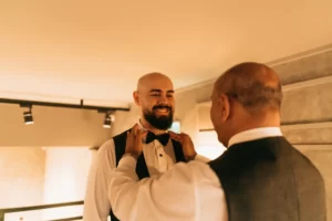Pai arrumando gravata do noivo - As 23 fotos de casamento que você precisa tirar