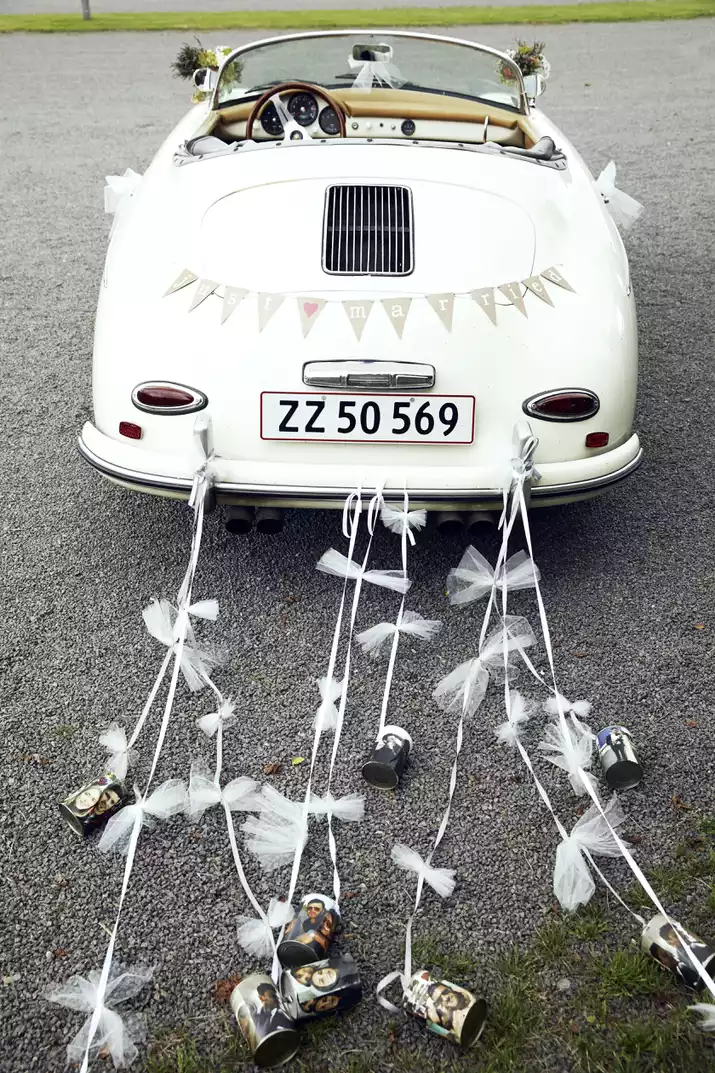 Carro antigo com latinhas decorado para saída dos noivos - 21 ideias de casamento vintage para você se inspirar