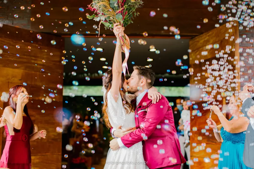Saída dos noivos da cerimônia com bolhas de sabãoNoivos em first touch pré cerimônia de casamento - As 23 fotos de casamento que você precisa tirar