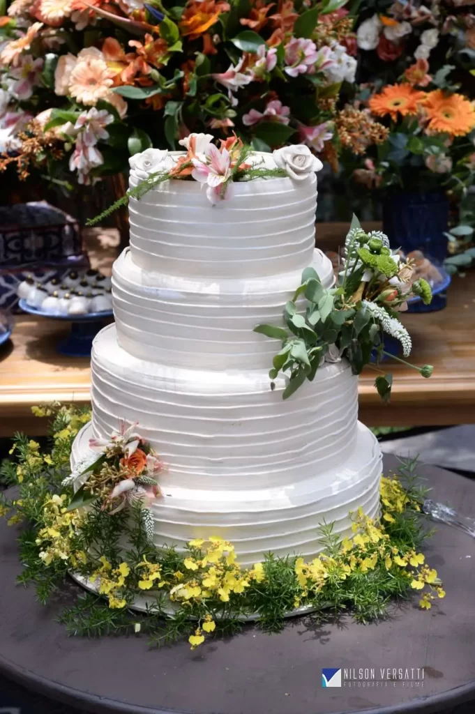 Bolo de casamento com textura de ondinhas e pontos de flores naturais - 26 bolos de casamento lindos para inspirar você