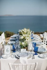 Louças em mesa posta de casamento com cores e estampas azuis - Ideias de Decoração de Casamento com tema grego